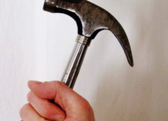 Individul care şi-a bătut soacra cu un ciocan a fost arestat